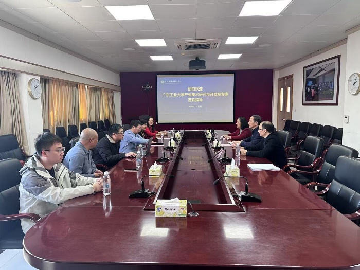 会议室里的人们

AI 生成的内容可能不正确。